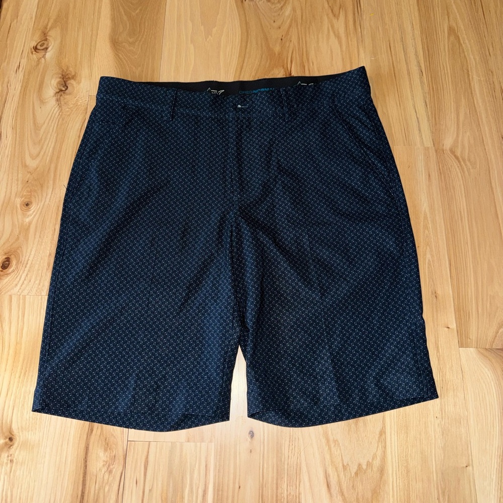 NWOT Greg Norman Golf Shorts SZ 32